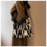 Ndyad capacity woolen knitted handbag HZ1024